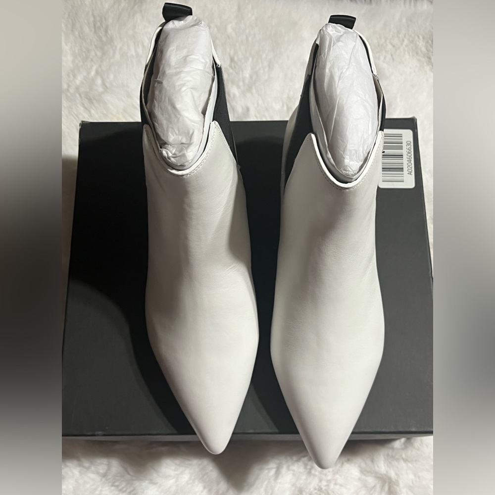 Banana Republic New White Booties. Size 9 1/2